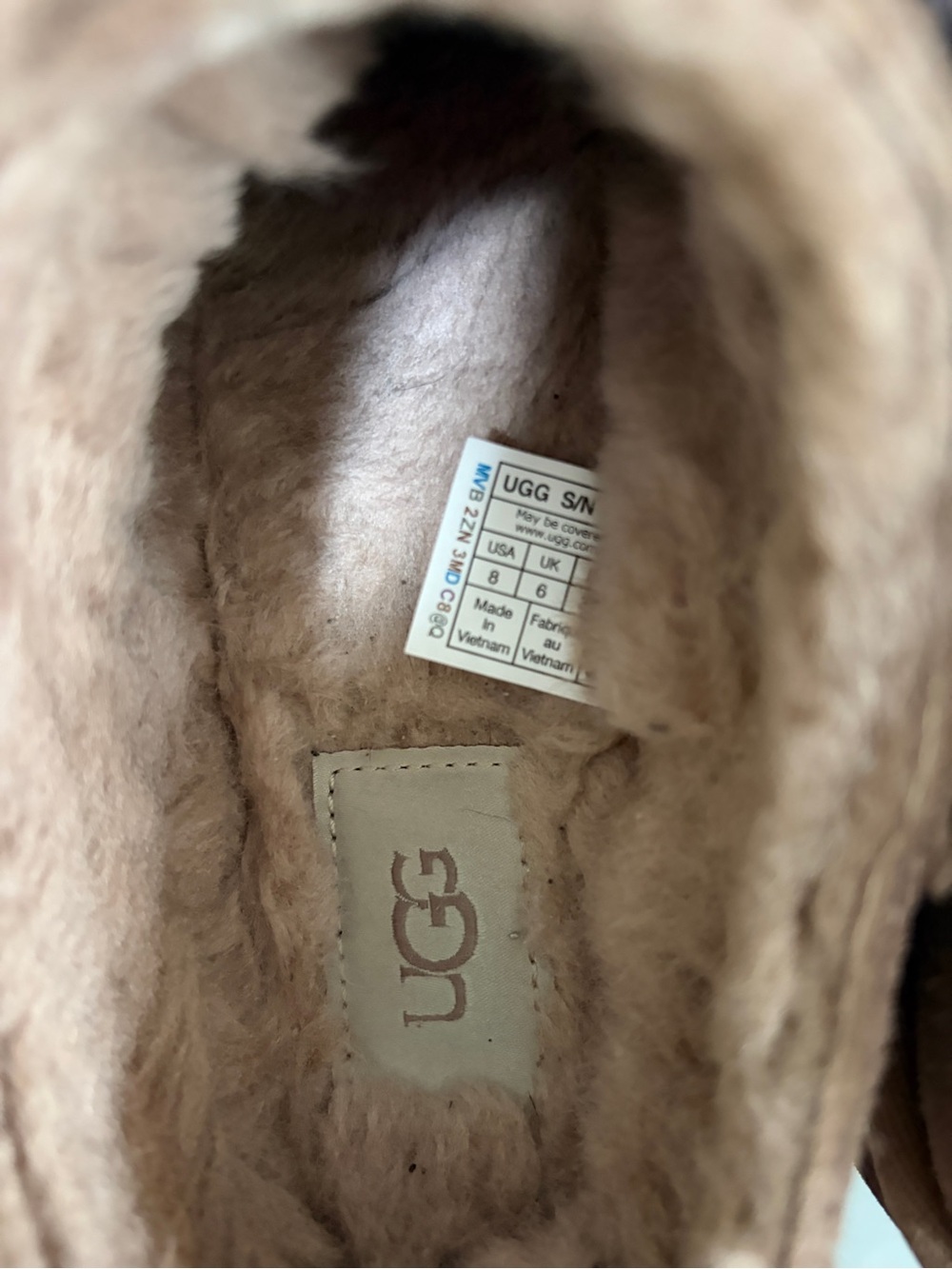 UGGS size 8 - Picture 5 of 8